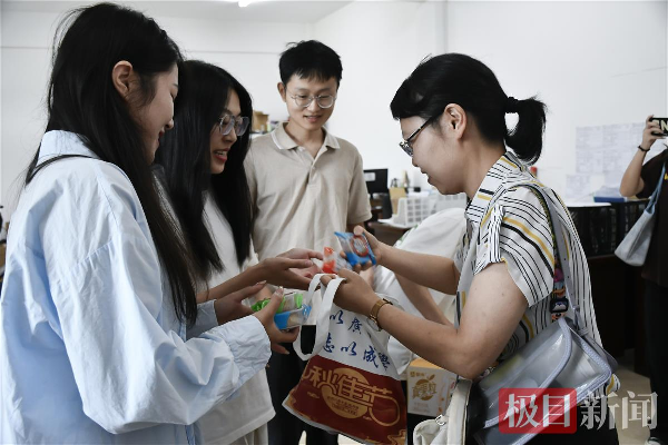 [极目新闻]一波月饼来袭！高校为全体新生发放中秋暖心福利